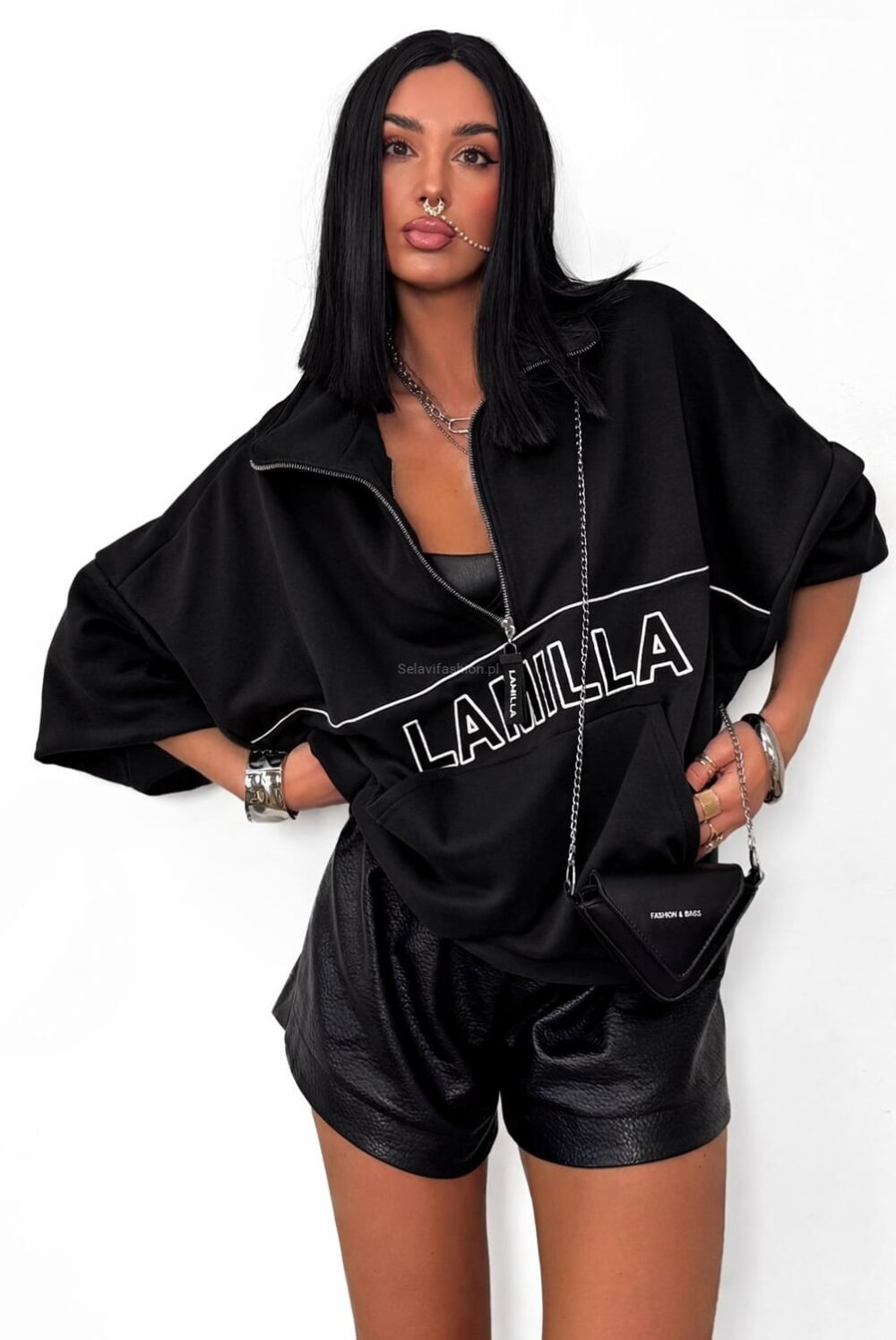 Oversizowa-bluza-z-haftowanym-logo-La-Milla-czarna